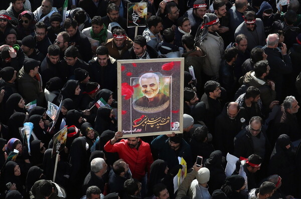Θρήνος χιλιάδων στην Τεχεράνη - Φωτογραφίες από τη λαοθάλασσα στην κηδεία του Σουλεϊμανί
