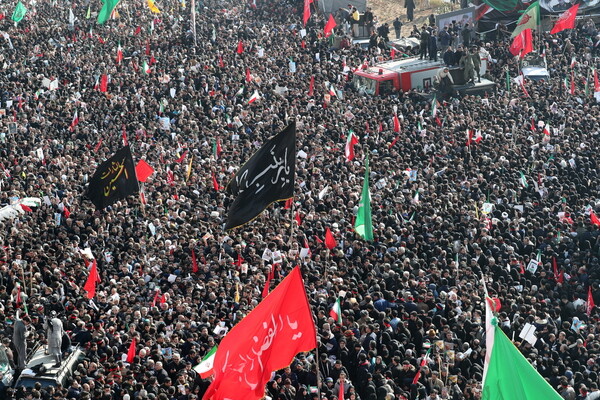 Θρήνος χιλιάδων στην Τεχεράνη - Φωτογραφίες από τη λαοθάλασσα στην κηδεία του Σουλεϊμανί