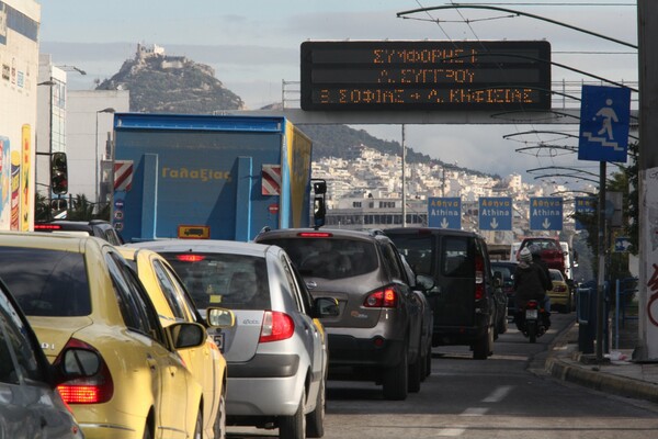 Τροχαίο με μοτοσικλέτα στην Κηφισίας - Τεράστιο μποτιλιάρισμα