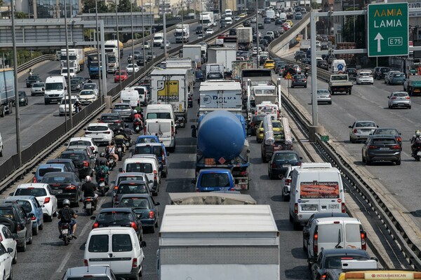 Μποτιλιάρισμα στον Κηφισό: Ουρές χιλιομέτρων από ακινητοποιημένη νταλίκα