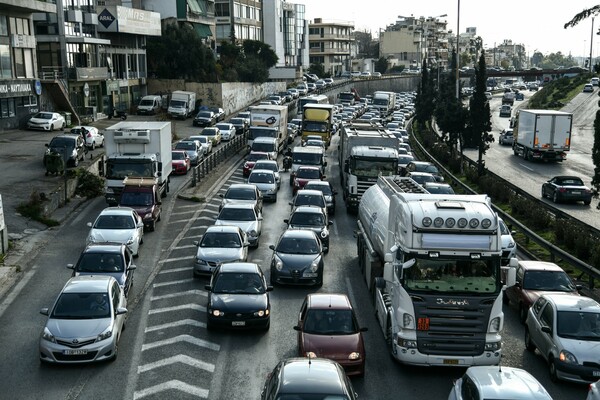 Σύγκρουση φορτηγού με ΙΧ - Μποτιλιάρισμα χιλιομέτρων στον Κηφισό