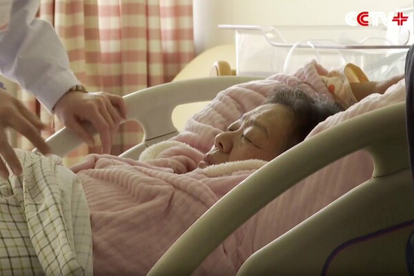 Μητέρα στα 67 - Η ηλικιωμένη γυναίκα από την Κίνα έμεινε έγκυος φυσιολογικά και γέννησε ένα κορίτσι