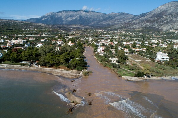 Η Κινέτα «πνίγηκε» στη λάσπη - Εικόνες από drone αποκαλύπτουν την καταστροφή