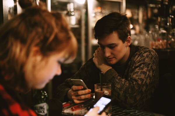 Εθισμός στο κινητό - Ένας στους τέσσερις νέους έχει εξάρτηση σύμφωνα με έρευνα