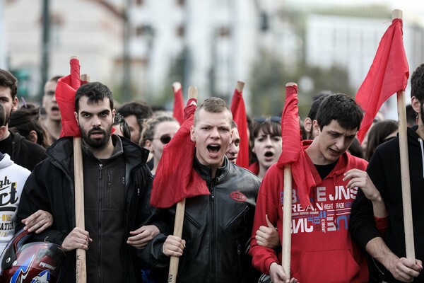 Στο Σύνταγμα η φοιτητική πορεία: Κλειστοί δρόμοι στο κέντρο της Αθήνας