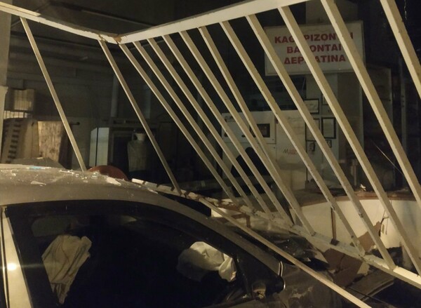 «Τρελή πορεία» ΙΧ στον Κολωνό: Παρέσυρε οχήματα και καρφώθηκε σε καθαριστήριο