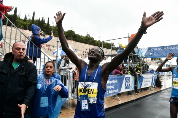 Ο Κενυάτης Τζον Κιπκορίρ Κόμεν είναι ο μεγάλος νικητής στον 37ο Αυθεντικό Μαραθώνιο της Αθήνας