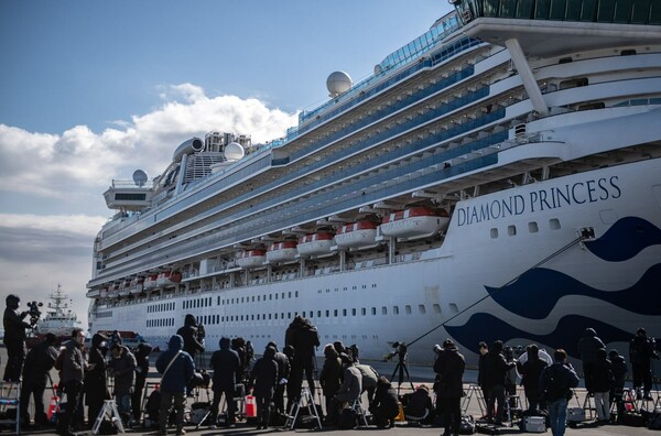 «Θρίλερ» στο κρουαζιερόπλοιο Diamond Princess: Τριπλασιάστηκαν τα κρούσματα κοροναϊού