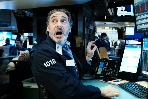 Wall Street: Άλμα ρεκόρ του Dow Jones - Η μεγαλύτερη ημερήσια άνοδος σε 90 χρόνια