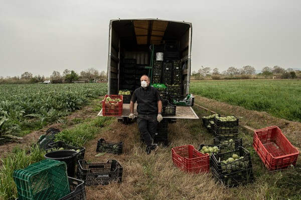 Ο κορωνοϊός «διώχνει» τους εργάτες από τα χωράφια απειλώντας την Ευρώπη με έλλειψη φρούτων & λαχανικών