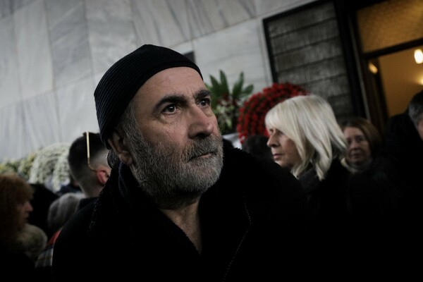 «Τελευταίο αντίο» στον Θάνο Μικρούτσικο: Πλήθος κόσμου στην κηδεία του συνθέτη στο Α' νεκροταφείο Αθηνών