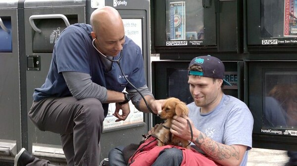 Ένας κτηνίατρος του δρόμου στην Καλιφόρνια -Φροντίζει τα ζώα των άστεγων