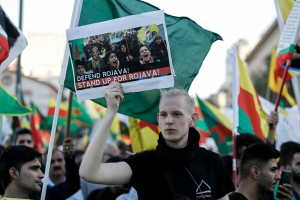 Κούρδοι σε Αθήνα και Θεσσαλονίκη έκαψαν φωτογραφίες του Ερντογάν και τουρκικές σημαίες - Μεγάλες πορείες