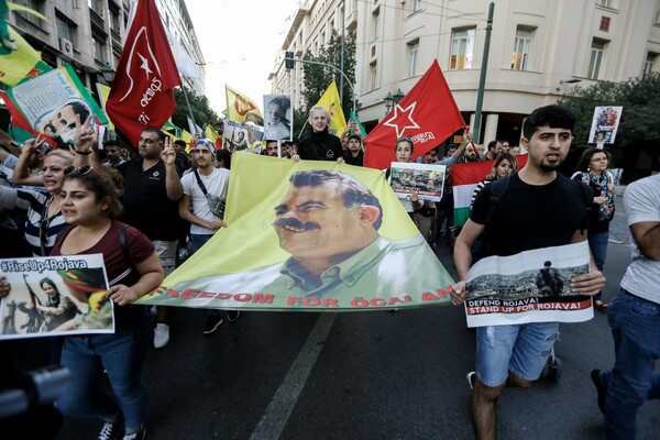 Κούρδοι σε Αθήνα και Θεσσαλονίκη έκαψαν φωτογραφίες του Ερντογάν και τουρκικές σημαίες - Μεγάλες πορείες