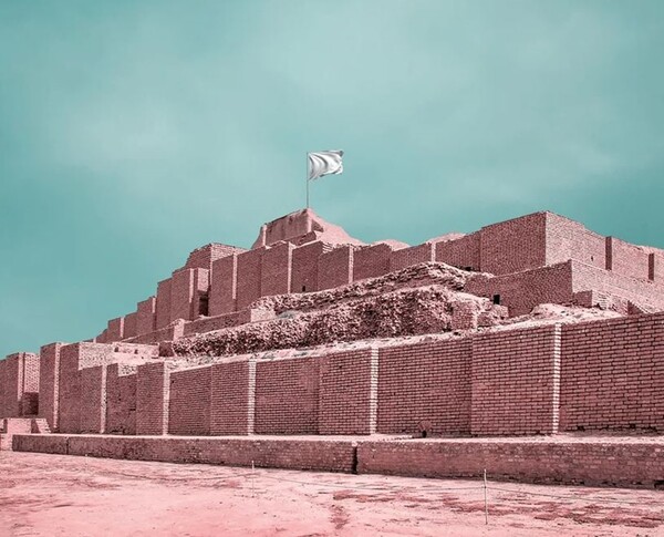 Ιράν: Καλλιτέχνης «ύψωσε» λευκή σημαία στα ιστορικά μνημεία της χώρας του