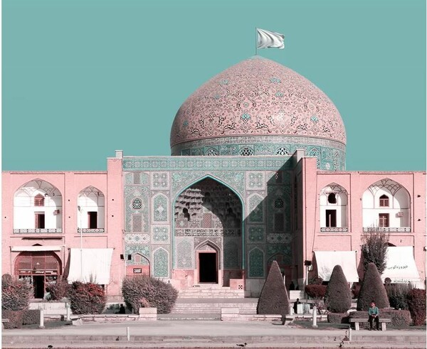 Ιράν: Καλλιτέχνης «ύψωσε» λευκή σημαία στα ιστορικά μνημεία της χώρας του