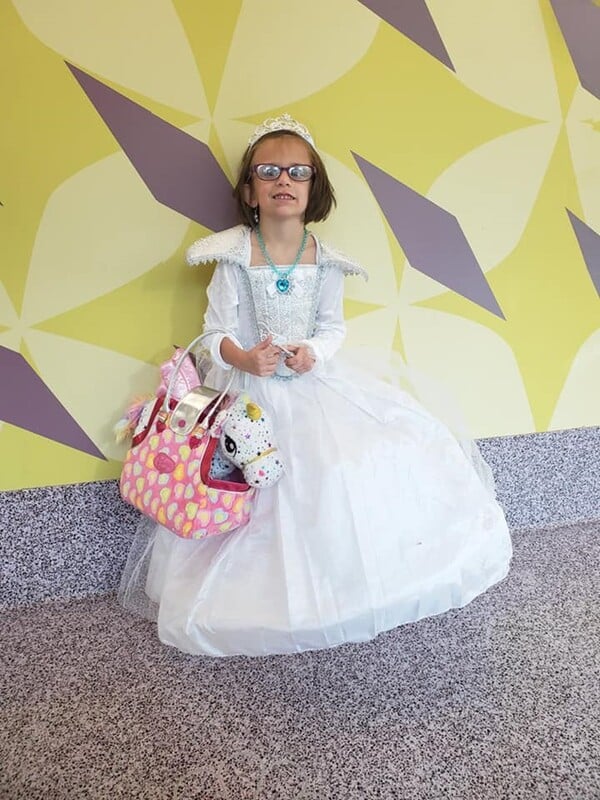 ΗΠΑ: Η Lili εμφανίζεται με «πριγκιπικά» φορέματα σε κάθε χημειοθεραπεία και συγκινεί