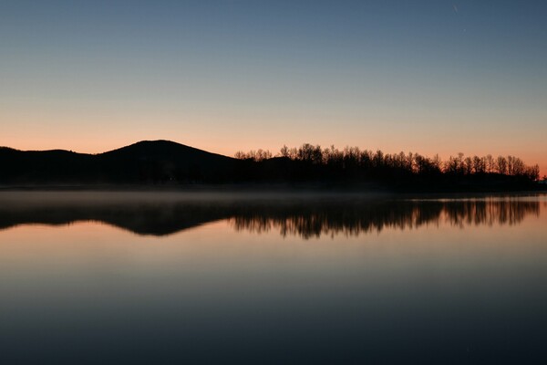 O ήλιος ανατέλλει ένα παγωμένο πρωινό στη λίμνη Πλαστήρα