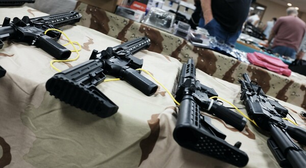 Καλιφόρνια: Το λόμπι των όπλων απαιτεί να μείνουν ανοικτά τα οπλοπωλεία εν μέσω πανδημίας