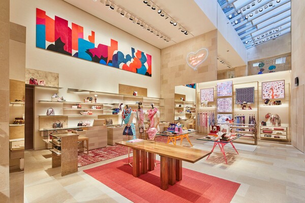 Μέσα στο νέο εντυπωσιακό κατάστημα Louis Vuitton στο Λονδίνο