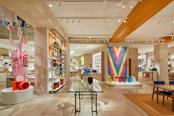 Μέσα στο νέο εντυπωσιακό κατάστημα Louis Vuitton στο Λονδίνο