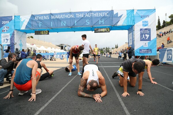 Το ΕΚΑΒ στον Μαραθώνιο: 2 εμφράγματα, 46 στο νοσοκομείο και 1000 δρομείς χρειάστηκαν πρώτες βοήθειες