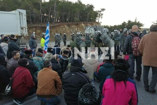 Λέσβος: Μεγάλη συγκέντρωση για το μεταναστευτικό- Ένταση και χημικά στο Διαβολόρεμα