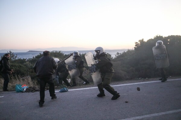 Νέα επεισόδια στη Λέσβο -Επίθεση από τα ΜΑΤ καταγγέλλει βουλευτής του ΣΥΡΙΖΑ