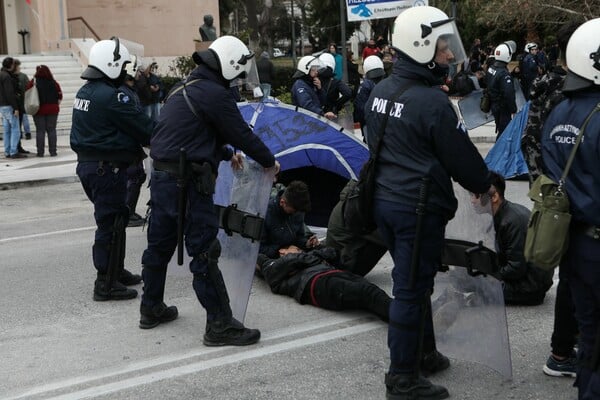 Επεισόδια στη Μόρια- Μηταράκης: Έρευνα για το ενδεχόμενο υποκίνησης