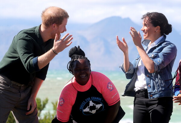Πρίγκιπας Χάρι, Μέγκαν Μαρκλ και Άρτσι σε περιοδεία στην Αφρική - Χόρεψαν στην παραλία