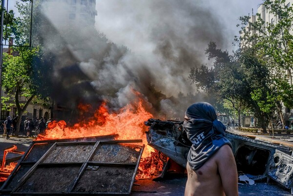 Νύχτα επεισοδίων και διαδηλώσεων στη Χιλή - Δεν έπεισε ο ανασχηματισμός της κυβέρνησης Πινιέρα