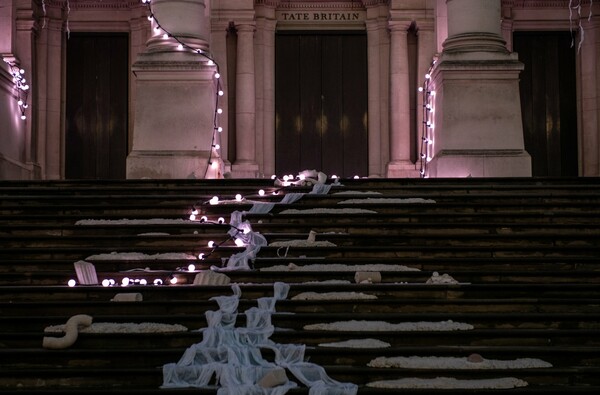 Η μετά-αποκαλυπτική χριστουγεννιάτικη διακόσμηση της Tate Britain - Σκισμένα πανιά, μπλεγμένα καλώδια, απόκοσμοι ήχοι