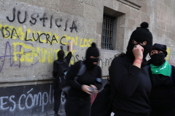 «Ούτε ένας φόνος ακόμη»: Δεκάδες γυναίκες διαμαρτύρονται για τις γυναικοκτονίες στο Μεξικό