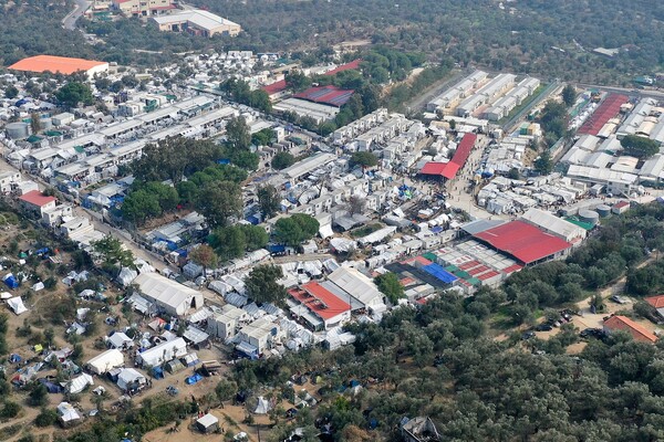 Συνωστισμός στην κόλαση της Μόριας: η θέα από ψηλά