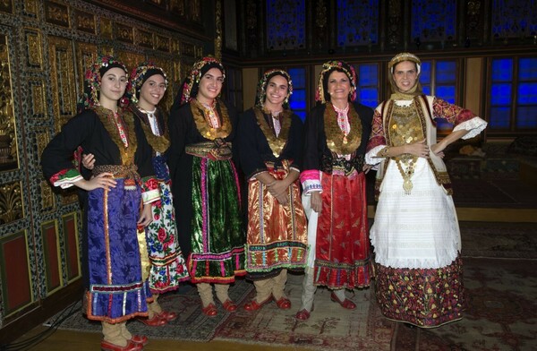 Πρωτοψάλτη, Ρουβάς κι άλλες διάσημες προσωπικότητες με παραδοσιακές φορεσιές στο Μουσείο Μπενάκη