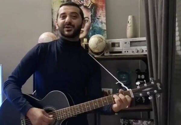 Ο σεφ Κουτσόπουλος τραγουδά για τη καραντίνα στο Instagram: «Παλουκώσου σπίτι, ρε μάνα»