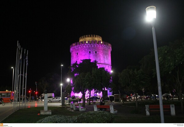 Ο Λευκός Πύργος φωταγωγήθηκε μωβ για τα μωρά που γεννιούνται πρόωρα