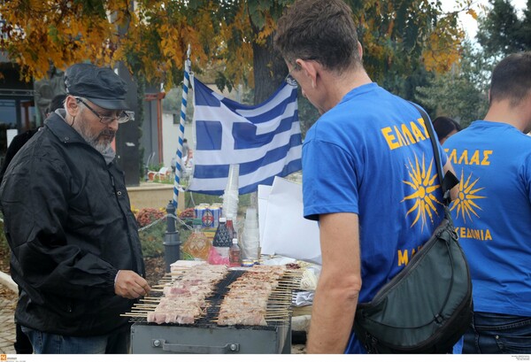 Ο Ψωμιάδης ψήνει σουβλάκια στο ρατσιστικό μπάρμπεκιου έξω από προσφυγικό καταυλισμό στα Διαβατά