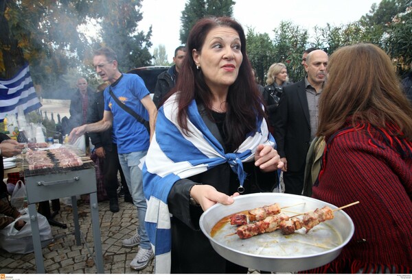 Ο Ψωμιάδης ψήνει σουβλάκια στο ρατσιστικό μπάρμπεκιου έξω από προσφυγικό καταυλισμό στα Διαβατά