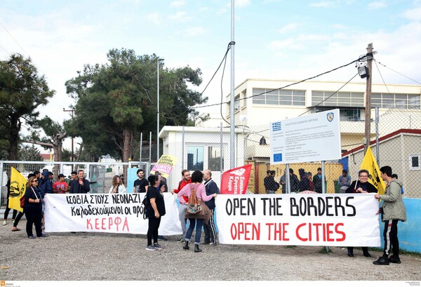 Ο Ψωμιάδης ψήνει σουβλάκια στο ρατσιστικό μπάρμπεκιου έξω από προσφυγικό καταυλισμό στα Διαβατά