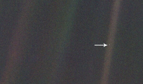 «Χλωμή, μπλε κουκκίδα»: Η NASA επεξεργάστηκε τη συνταρακτική φωτογραφία της Γης από το μακρινό Διάστημα