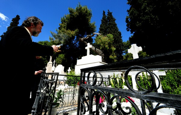 Λαμία: Ιερόσυλοι βεβήλωσαν 50 τάφους στο νεκροταφείο της Ξηριώτισσας
