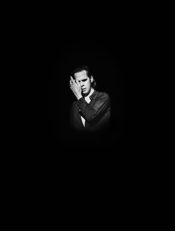 Nick Cave: «Σ’ αυτή την απομόνωση εμφανίζεται η ίδια η ουσία μας και μας ρωτά τι θέλουμε να κρατήσουμε και τι όχι»