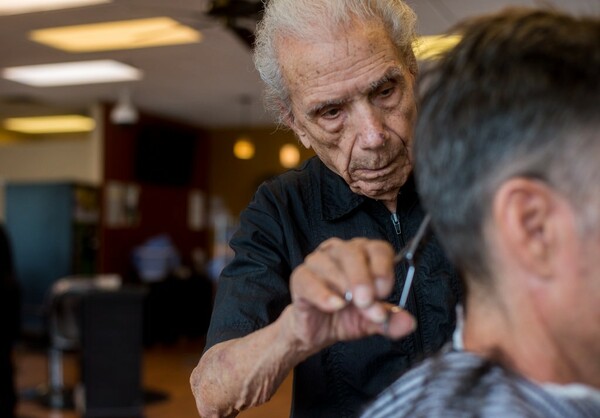 Πέθανε σε ηλικία 108 ετών στη Νέα Υόρκη ο γηραιότερος μπαρμπέρης του κόσμου