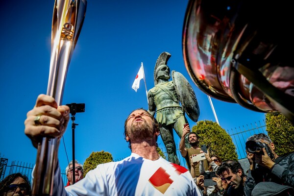 Η EOE διέκοψε την Ολυμπιακή Λαμπαδηδρομία - Μετά την κοσμοσυρροή για τον Τζέραρντ Μπάτλερ