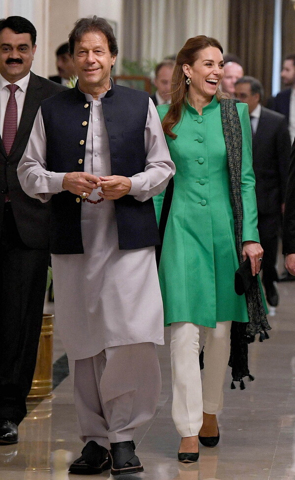 «Η Κέιτ Μίντλετον αντιγράφει την πριγκίπισσα Νταϊάνα»: Διχάζουν τα ρούχα που φόρεσε στο Πακιστάν