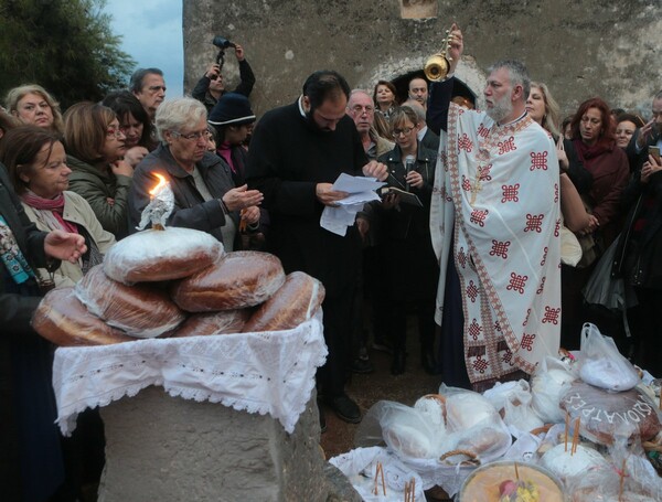 Παναγία Μεσοσπορίτισσα: Το έθιμο που η Λίνα Μενδώνη θέλει να εντάξει στον κατάλογο της UNESCO