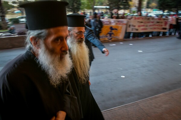 «Είμαστε γεμάτα (στ)οργή!»: Φεμινίστριες και ΛΟΑΤΚΙ+ διαδηλώνουν σήμερα έξω από την εκδήλωση των χριστιανικών σωματείων στο Caravel