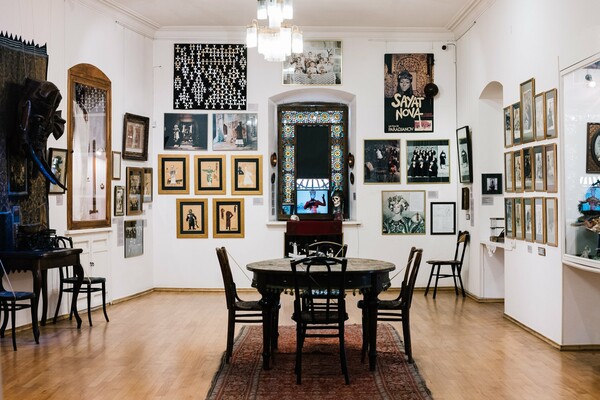 Επίσκεψη στο σπίτι-μουσείο του Σεργκέι Παρατζάνοφ στο Γιερεβάν της Αρμενίας