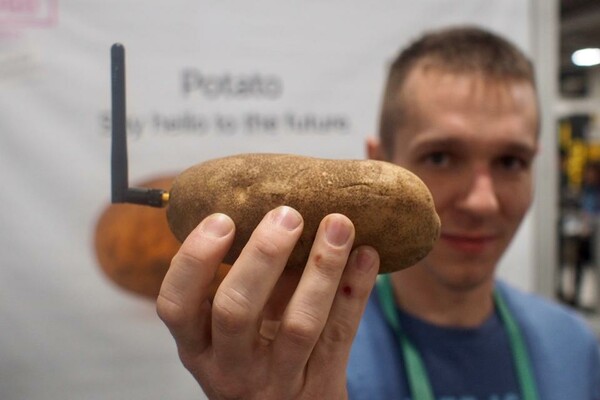 Λας Βέγκας: Επιχειρηματίας παρουσίασε μια πατάτα με κεραία στη έκθεση τεχνολογίας CES 2020